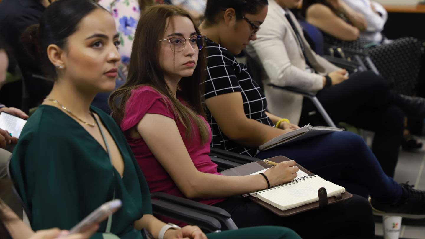 Estudiantes de posgrado del Creson intercambian experiencias de investigación en foro